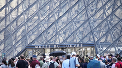 Bảo tàng Louvre đóng cửa bất ngờ vì quá tải