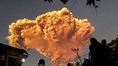 Núi lửa phun tro bụi lên tới 10 km, Bali huỷ hàng chục chuyến bay vào phút chót