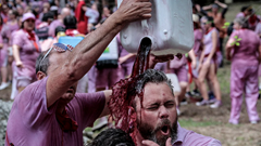 Thị trấn Tây Ban Nha “đắm say” trong lễ hội rượu vang truyền thống