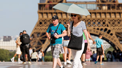 Tháp Eiffel đóng cửa vì thời tiết quá nóng