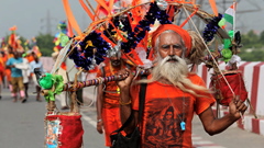Hàng triệu tín đồ Hindu hành hương trong lễ hội Kanwar Yatra
