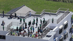 Người dân vội vã sơ tán sau cảnh báo sóng thần ở một số nước