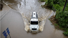 Diễn biến khó lường của bão Erin khuấy động bờ biển Mỹ với sóng lớn và lũ lụt