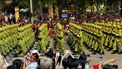 Người dân cổ vũ lực lượng tổng hợp luyện diễu binh