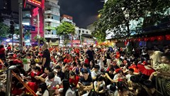 Đường phố lên đèn, không khí háo hức trước giờ tổng hợp luyện diễu binh, diễu hành