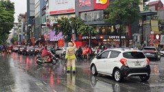 Hình ảnh cảnh sát giao thông thông đội mưa hỗ trợ người dân nhiệt tình giờ cao điểm