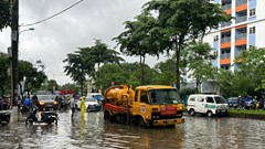 Nhiều phố ngập sâu, người Hà Nội chật vật đến công sở