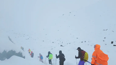 Hàng trăm người leo núi vẫn đang chờ giải cứu trên Đỉnh Everest 