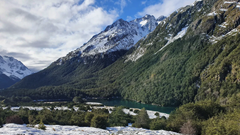 Khách du lịch phải lau giày trước khi đến thăm 'hồ nước trong nhất thế giới'