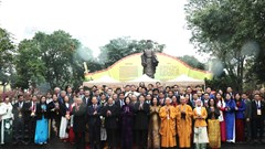 Chủ tịch nước Lương Cường cùng đại biểu kiều bào dâng hương tại Tượng đài Vua Lý Thái Tổ và đền Ngọc Sơn 