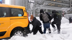 Siêu bão mùa đông tiếp tục tấn công nước Mỹ tạo nên trận tuyết rơi khổng lồ