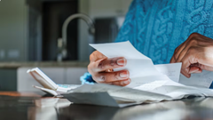 Hàng triệu người Mỹ cắt giảm chi phí sinh hoạt trang trải tiền chăm sóc sức khỏe