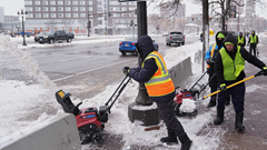 Bão lớn tại Mỹ trút lượng tuyết dày hàng mét, làm gián đoạn giao thông nhiều nơi