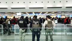 Mỹ điều đặc vụ ICE đến “giải vây” sân bay 