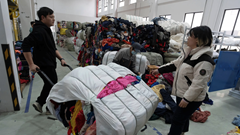 Máy AI phân loại quần áo nhanh hơn con người, thúc đẩy tái chế dệt may tại Trung Quốc