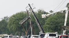 Bão di chuyển nhanh tàn phá Trung Tây nước Mỹ