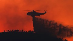 Hơn 17.000 người sơ tán do cháy rừng ở Nam California 