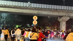 Sau giao thừa, nhiều người trẻ phớt lờ quy định đội mũ bảo hiểm