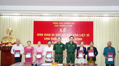 Bàn giao di vật, kỷ vật của liệt sĩ cho thân nhân tại Quảng Nam