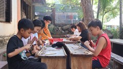 Du khách hào hứng trải nghiệm làng mộc Kim Bồng