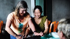 Khách Tây “trổ tài” tráng mì Quảng 