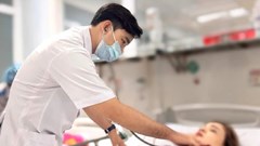 Bị hơn 20 con ong vò vẽ đốt, người phụ nữ nhập viện cấp cứu