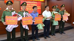 Thưởng đột xuất tập thể, cá nhân triệt phá đường dây đánh bạc qua mạng 