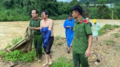 Công an giải cứu người đàn ông mắc kẹt giữa dòng nước chảy xiết 