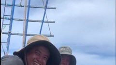 Ngư dân thả rùa quý hiếm 200 kg về biển