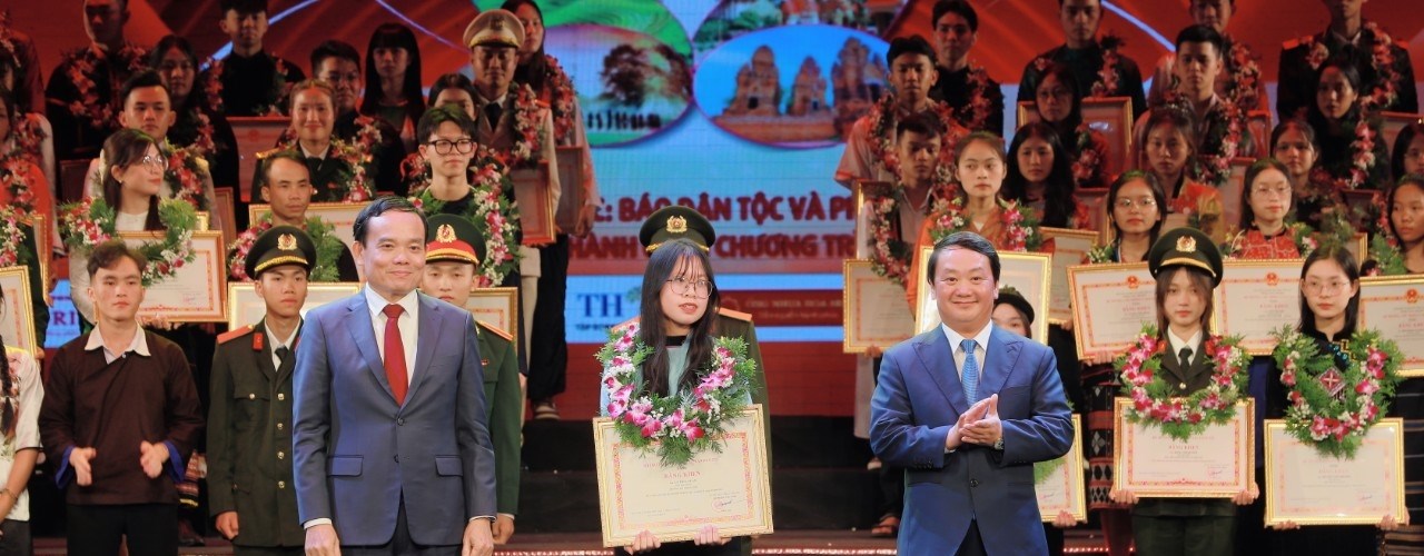 Tuyên dương 143 học sinh, sinh viên, thanh niên dân tộc thiểu số xuất sắc, tiêu biểu - Anh 3