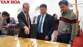 Những hiện vật quý được hiến tặng cho di sản Huế