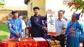 Hạ nêu và khai ấn, tặng chữ đầu năm cho du khách ở khu di sản Huế