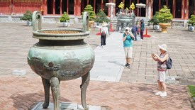Du khách có thể bị dừng tham quan di tích Huế nếu ăn mặc phản cảm
