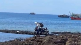 Du khách nước ngoài chạy xe máy lên Di tích quốc gia Cổng Tò Vò
