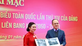 Tiếp nhận tư liệu ảnh quý về Chủ tịch Hồ Chí Minh và quan hệ Việt Nam - Liên bang Nga