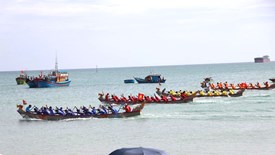 Khánh Hòa: Rộn ràng Lễ hội đua thuyền Rồng đầu Xuân Bính Ngọ