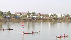 Sôi động Giải đua thuyền độc mộc trên sông Đăk Bla