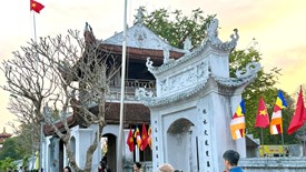 Nô nức dòng người về chùa Đậu du xuân đầu năm