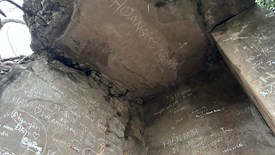 Di tích quốc gia đặc biệt núi Non Nước bị xâm hại bởi nạn viết, vẽ bậy