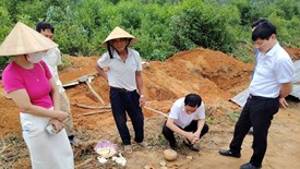 Phát hiện đôi kiếm lạ trong mộ gạch cổ ở Nghệ An