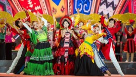 Thổ cẩm hội tụ sắc màu di sản tại Mộc Châu