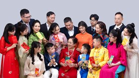 Hạnh phúc không ở “hợp tuổi”, mà ở cách một người đàn ông đối xử với vợ