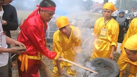 Ba thế hệ giữ lửa nghề đúc đồng làng Chè
