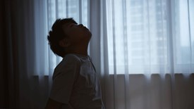 Không muốn nuôi dạy một đứa trẻ yếu đuối, tự ti, cha mẹ cần HẠN CHẾ làm 3 điều này