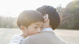 Trên hành trình nuôi con, có những việc người bố buộc phải gánh vác: Mẹ có mạnh mẽ đến đâu cũng không thể thay thế