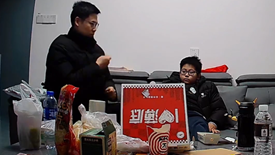 Trước giờ bố đi làm xa, camera trong phòng khách ghi lại cảnh tượng khiến nhiều người chảy nước mắt