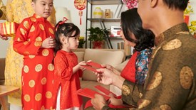 Cứ gần Tết lại đau đầu chuyện cũ: “Tịch thu” hay để con tự giữ tiền lì xì? Quyết định của cha mẹ có thể theo con cả đời