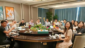 Đi họp lớp sau 10 năm, hễ định gắp đồ ăn thì bị xoay mâm: Tôi rời nhóm chat khi vô tình nhìn vào điện thoại bạn cũ