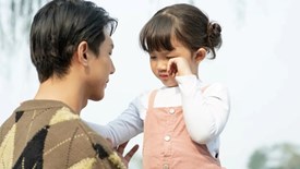 Bạn có đang bao bọc con quá mức? Chuyên gia chỉ ra 5 DẤU HIỆU điển hình