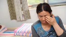 Ngồi cạnh con nhưng phải nhắn tin để được trả lời: Nỗi buồn của người mẹ “mù công nghệ” trong căn nhà hiện đại